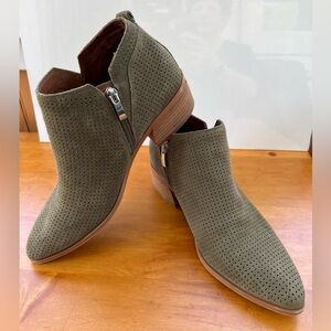 Franco Sarto Olive Green Suede Ankle Boots with side zip, women’s 10